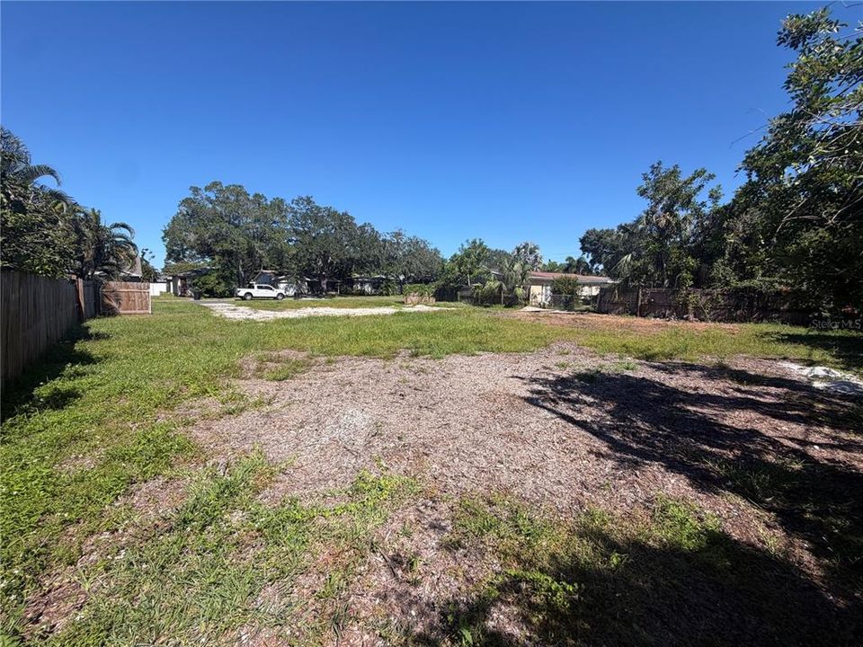 待售: $400,000 (0.23 acres)