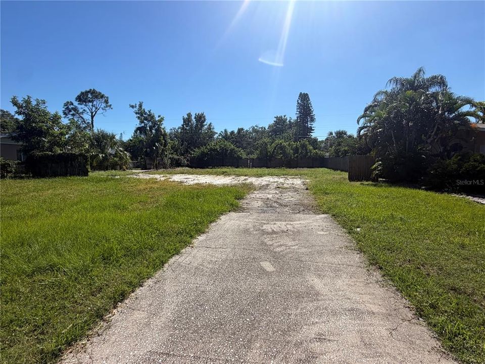 待售: $400,000 (0.23 acres)