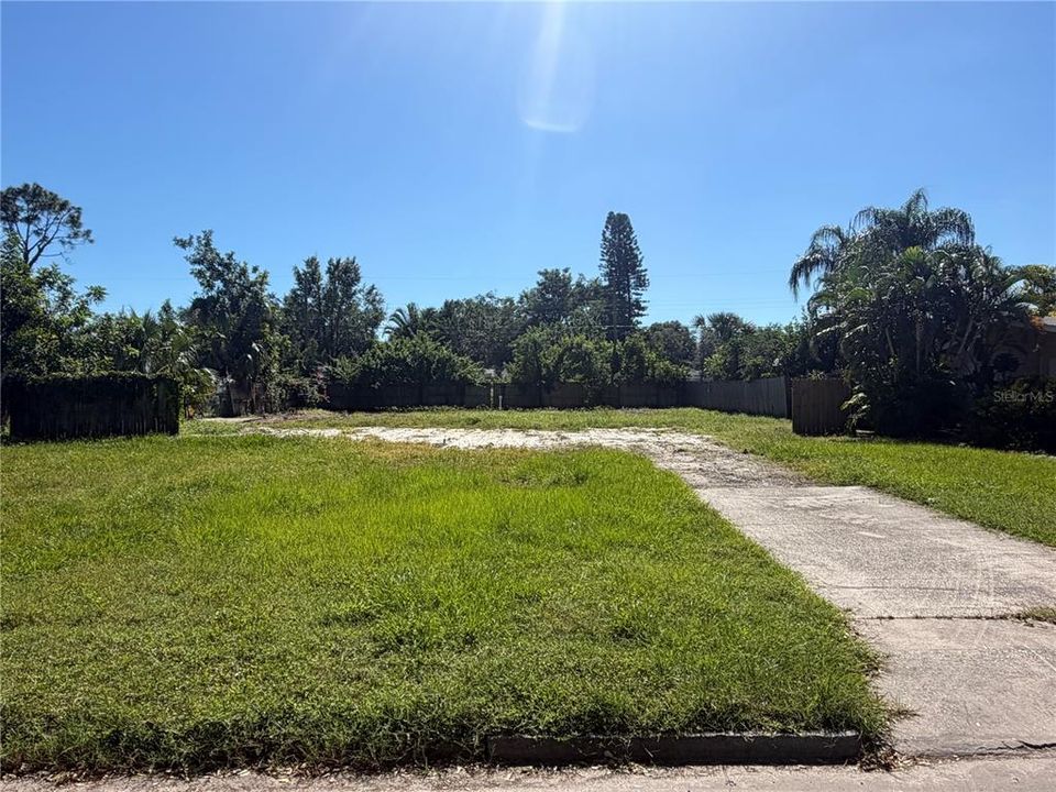 待售: $400,000 (0.23 acres)