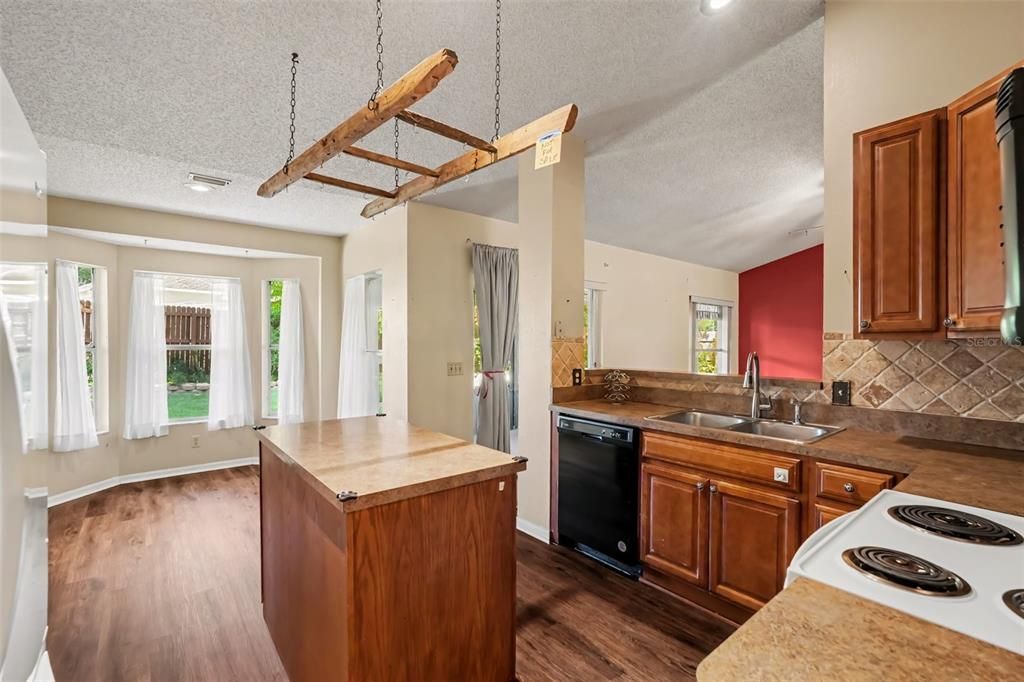 На продажу: $379,900 (3 спален, 2 ванн, 1632 Квадратных фут)