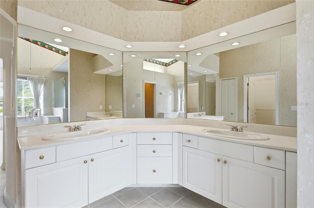For Sale: $500,000 (4 beds, 3 baths, 2363 Square Feet)