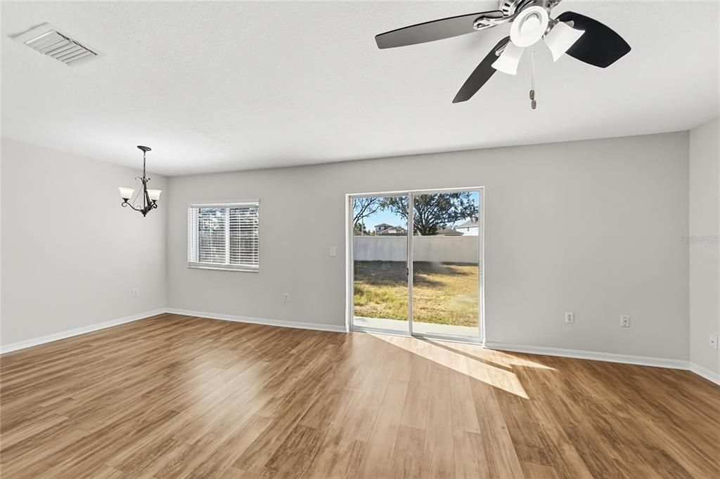 En Venta: $319,900 (4 camas, 2 baños, 1755 Pies cuadrados)