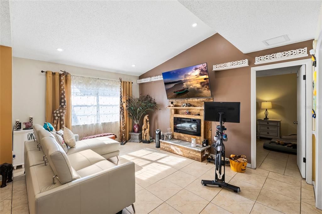 En Venta: $385,000 (3 camas, 2 baños, 1585 Pies cuadrados)