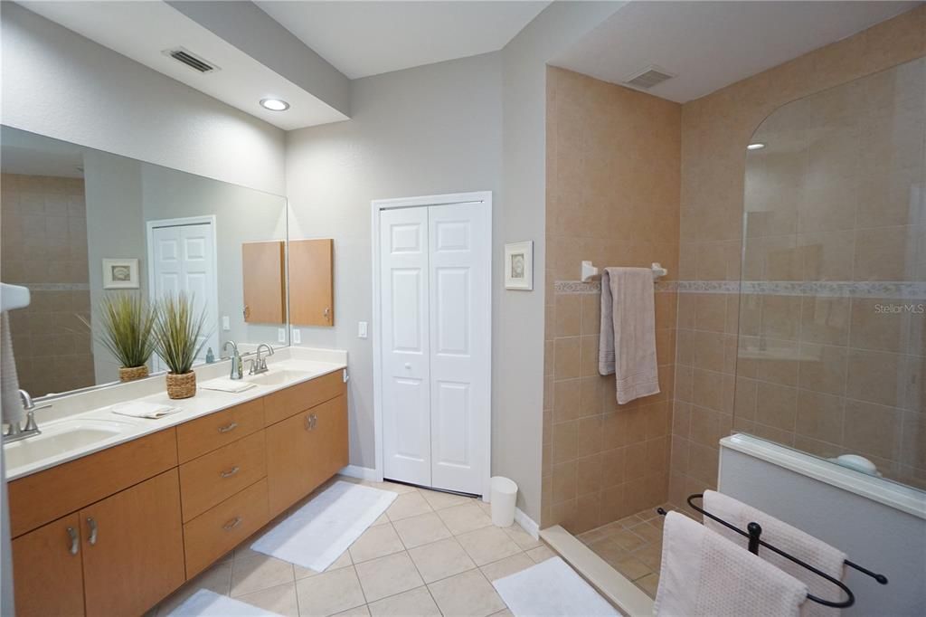 For Sale: $299,900 (3 beds, 2 baths, 1883 Square Feet)