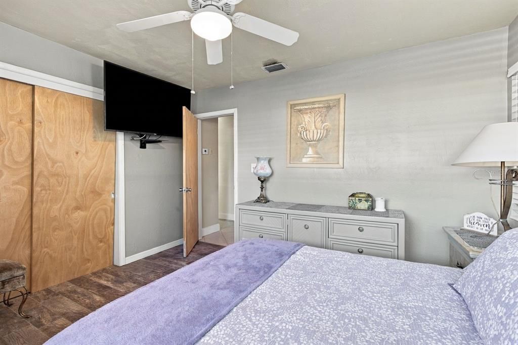 待售: $300,000 (2 贝兹, 1 浴室, 944 平方英尺)