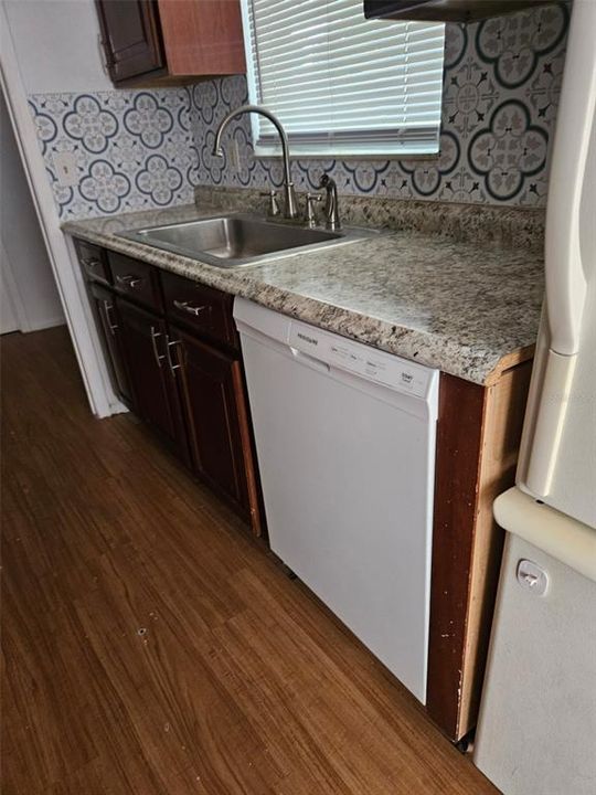 For Sale: $420,000 (6 beds, 0 baths, 2220 Square Feet)