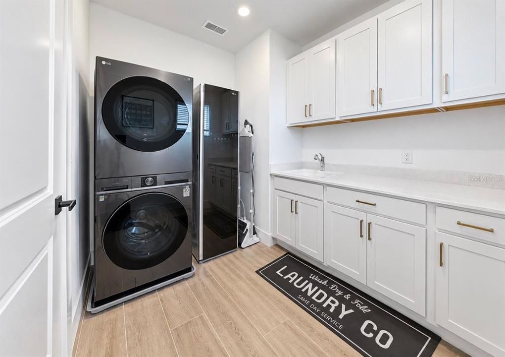 En Venta: $869,000 (5 camas, 4 baños, 4272 Pies cuadrados)