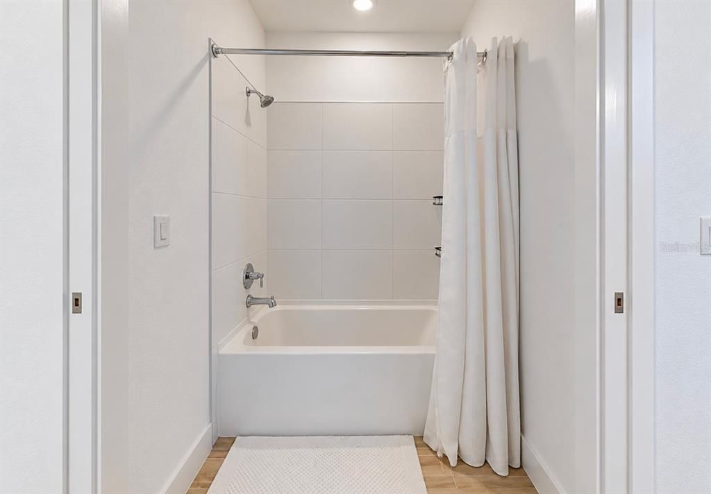 En Venta: $869,000 (5 camas, 4 baños, 4272 Pies cuadrados)
