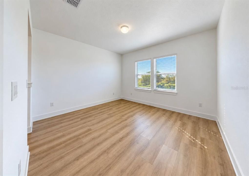 En Venta: $869,000 (5 camas, 4 baños, 4272 Pies cuadrados)