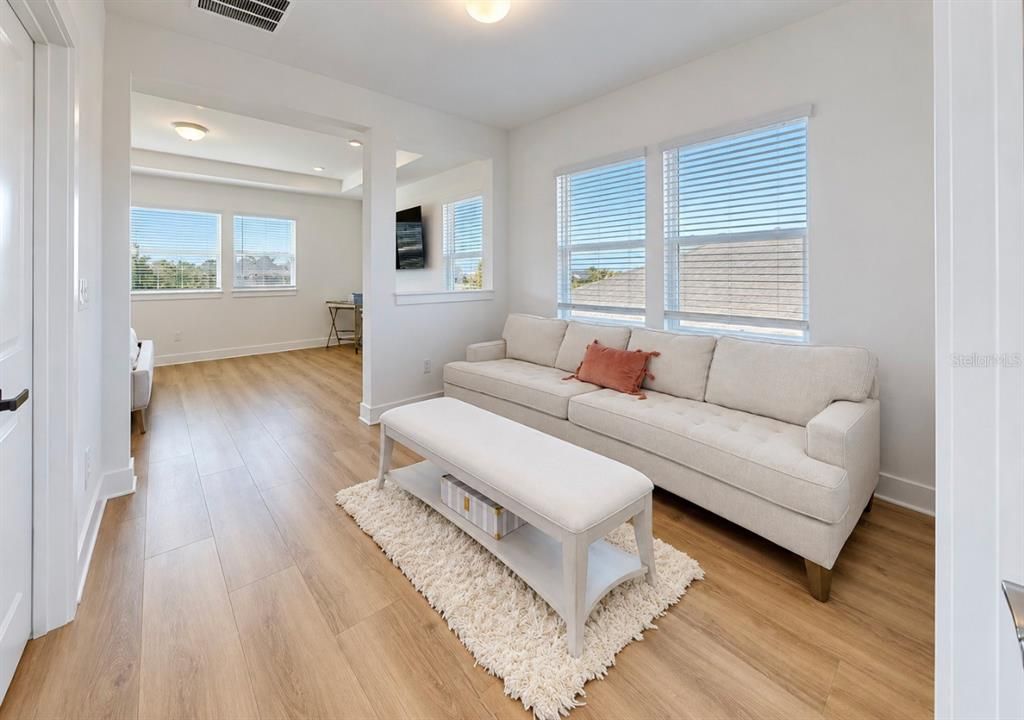 En Venta: $869,000 (5 camas, 4 baños, 4272 Pies cuadrados)