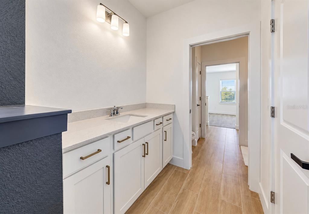 En Venta: $869,000 (5 camas, 4 baños, 4272 Pies cuadrados)