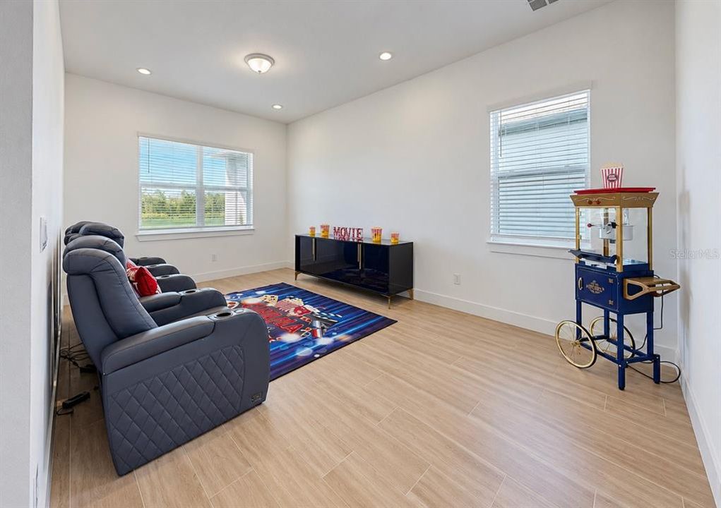 En Venta: $869,000 (5 camas, 4 baños, 4272 Pies cuadrados)