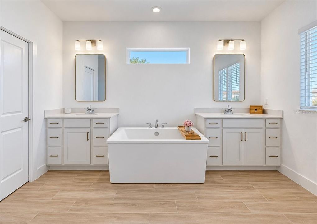 En Venta: $869,000 (5 camas, 4 baños, 4272 Pies cuadrados)