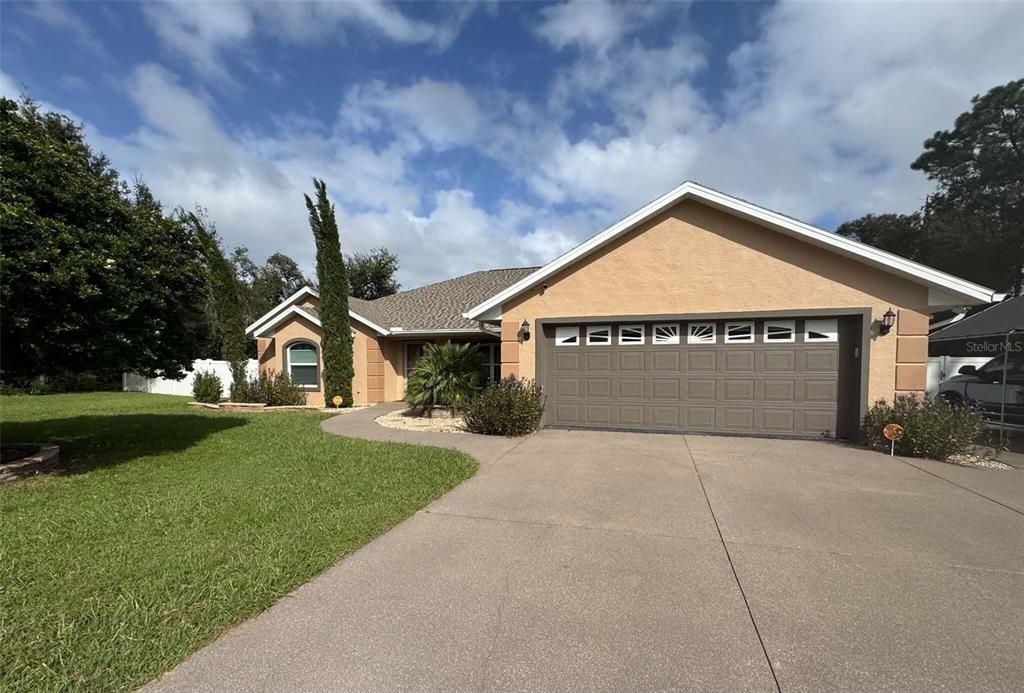 En Venta: $395,000 (4 camas, 2 baños, 2400 Pies cuadrados)