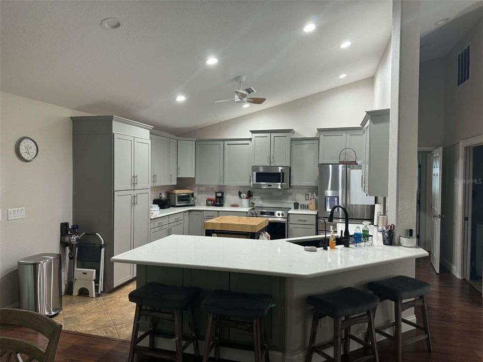 En Venta: $395,000 (4 camas, 2 baños, 2400 Pies cuadrados)