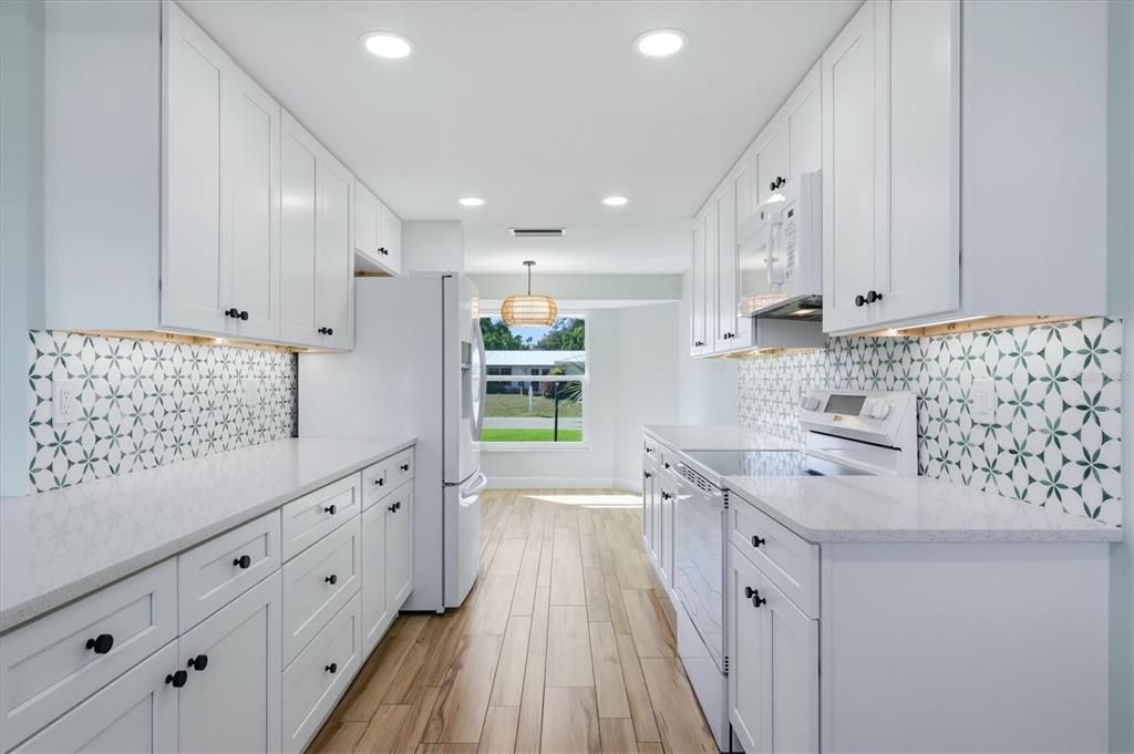 For Sale: $349,000 (2 beds, 2 baths, 1301 Square Feet)