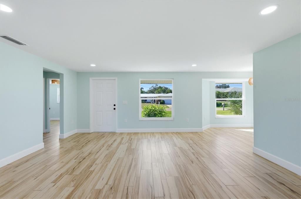 For Sale: $349,000 (2 beds, 2 baths, 1301 Square Feet)