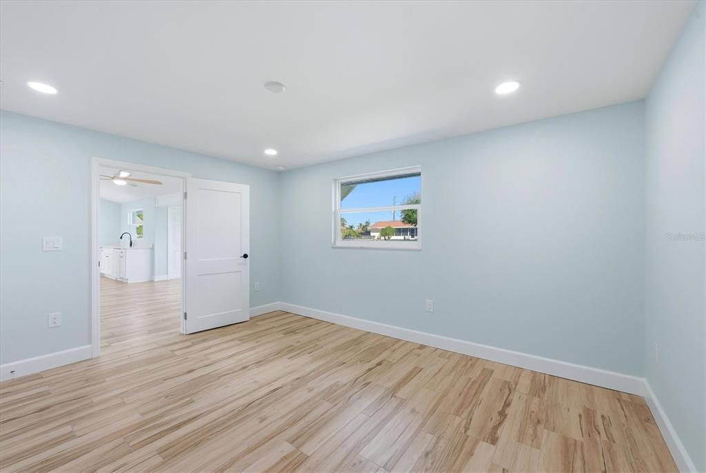 For Sale: $349,000 (2 beds, 2 baths, 1301 Square Feet)