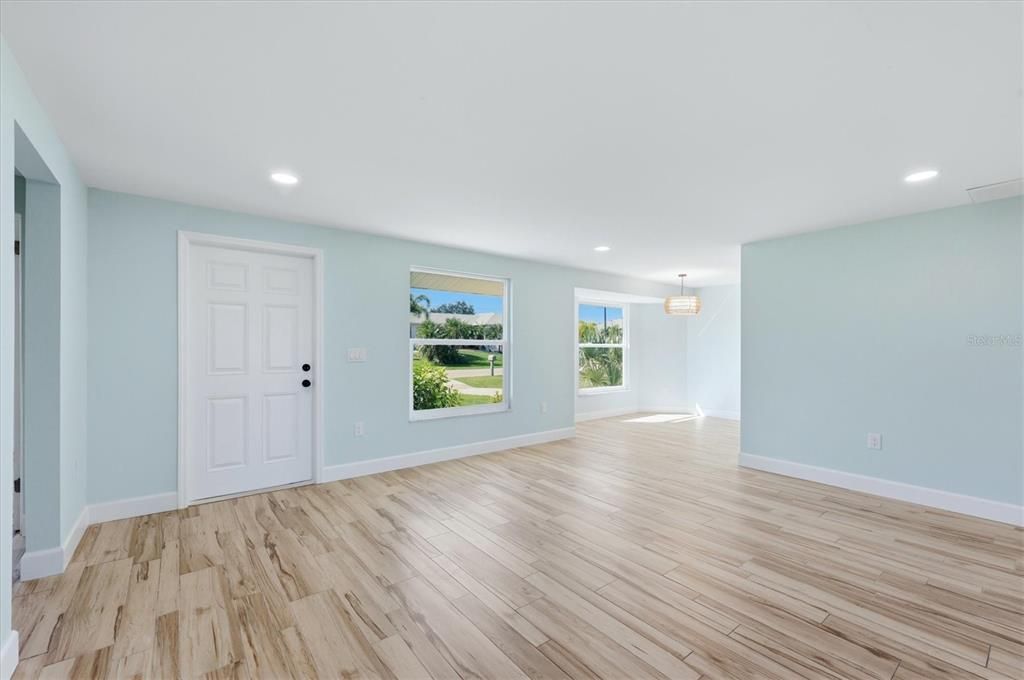 For Sale: $349,000 (2 beds, 2 baths, 1301 Square Feet)