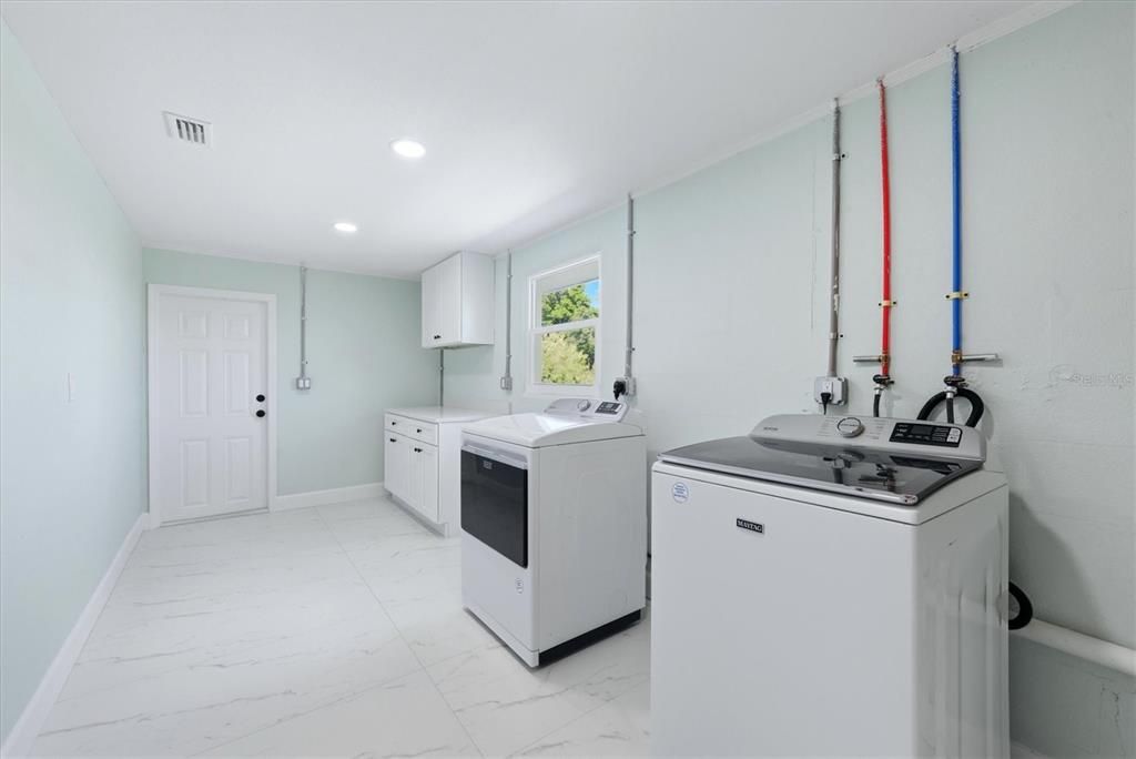 For Sale: $349,000 (2 beds, 2 baths, 1301 Square Feet)