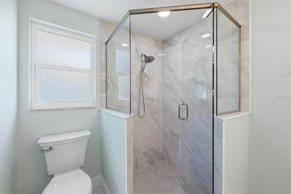 For Sale: $349,000 (2 beds, 2 baths, 1301 Square Feet)