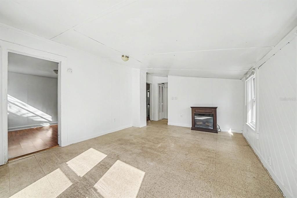 На продажу: $389,000 (5 спален, 3 ванн, 1856 Квадратных фут)