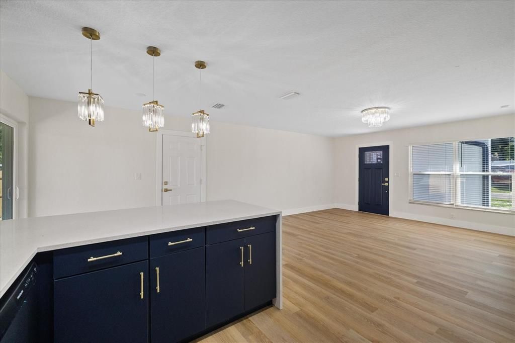 На продажу: $329,999 (2 спален, 2 ванн, 1024 Квадратных фут)