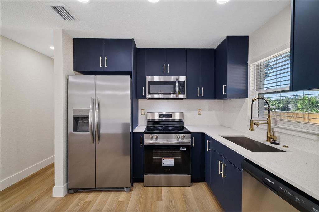 На продажу: $329,999 (2 спален, 2 ванн, 1024 Квадратных фут)