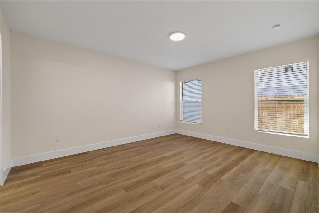 На продажу: $329,999 (2 спален, 2 ванн, 1024 Квадратных фут)