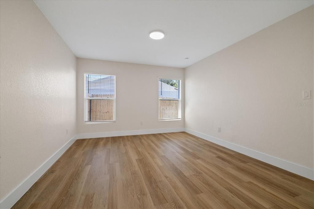 На продажу: $329,999 (2 спален, 2 ванн, 1024 Квадратных фут)