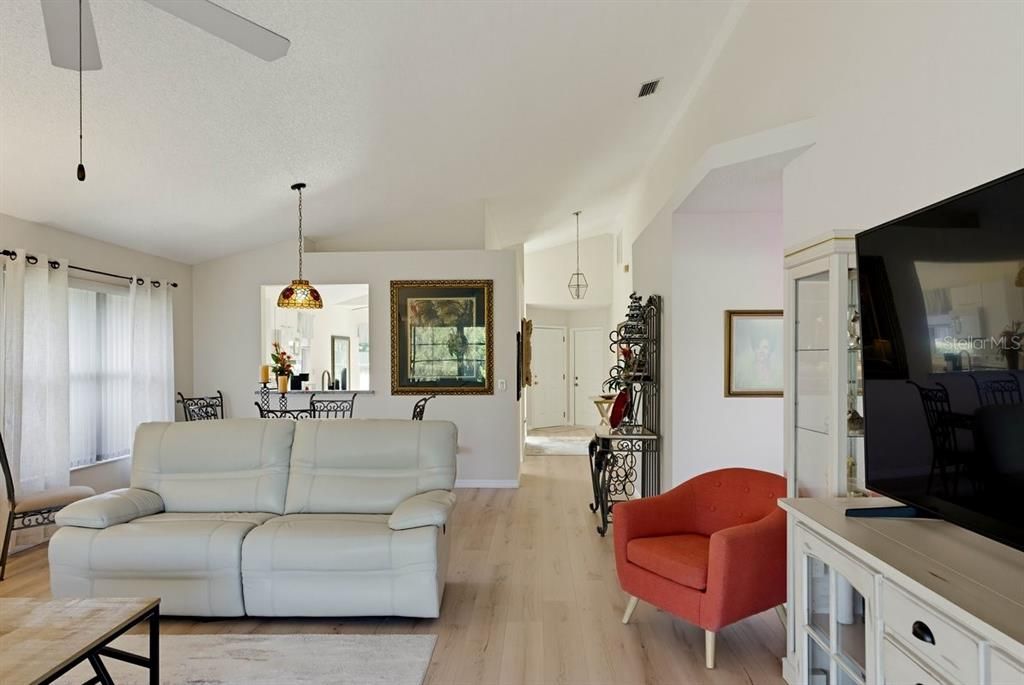En Venta: $324,900 (2 camas, 2 baños, 1402 Pies cuadrados)