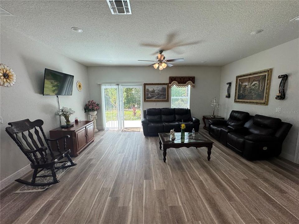 En Venta: $310,000 (4 camas, 2 baños, 1850 Pies cuadrados)