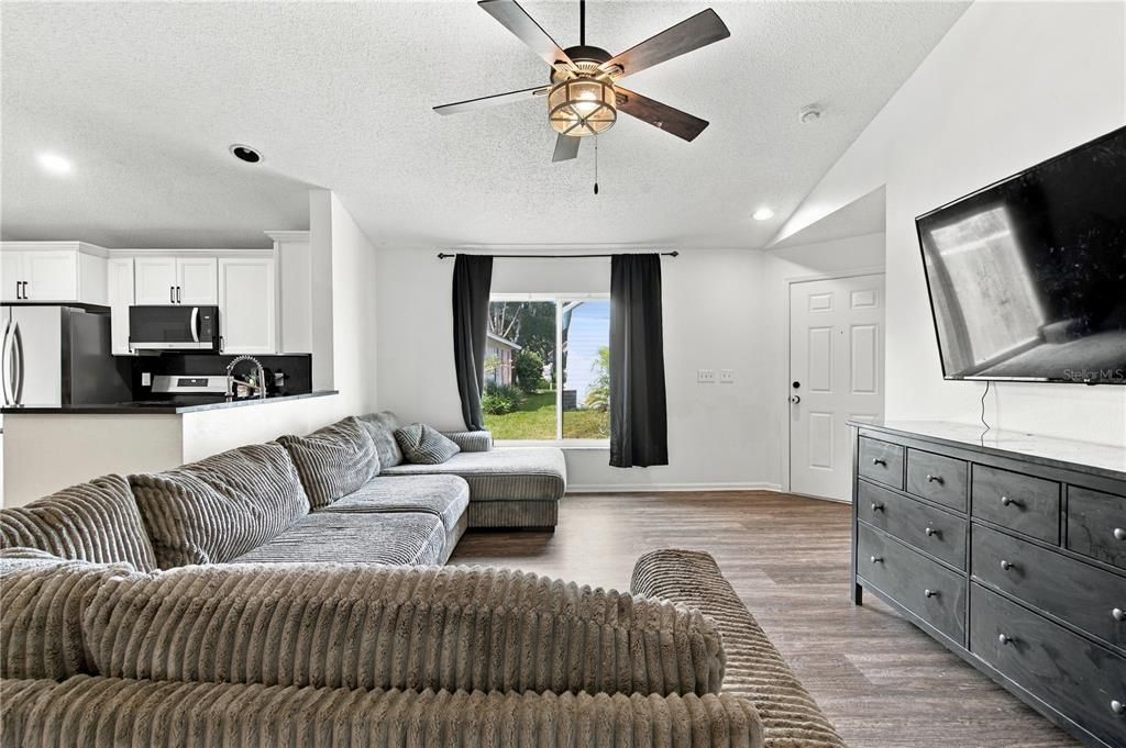 For Sale: $350,000 (4 beds, 2 baths, 1341 Square Feet)