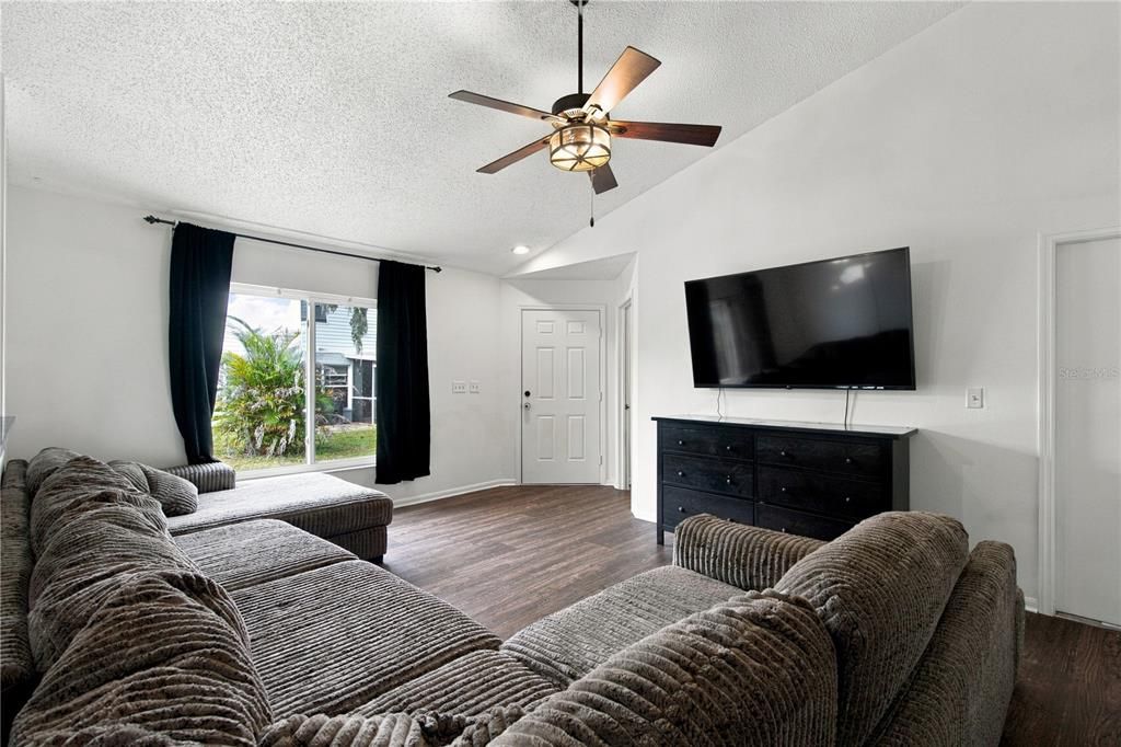 For Sale: $350,000 (4 beds, 2 baths, 1341 Square Feet)