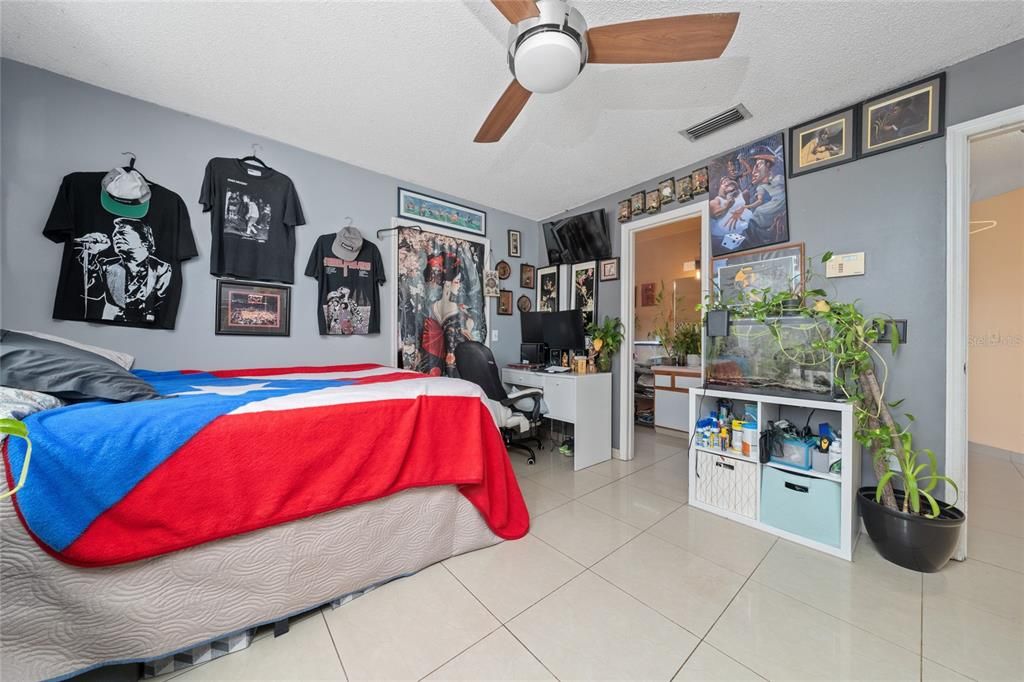 En Venta: $299,000 (3 camas, 2 baños, 1074 Pies cuadrados)