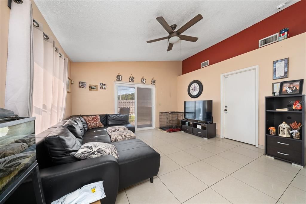 En Venta: $299,000 (3 camas, 2 baños, 1074 Pies cuadrados)