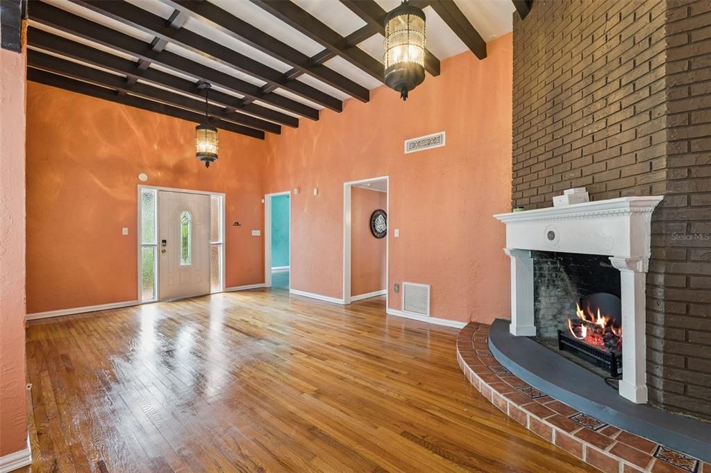 For Sale: $369,900 (2 beds, 1 baths, 1246 Square Feet)