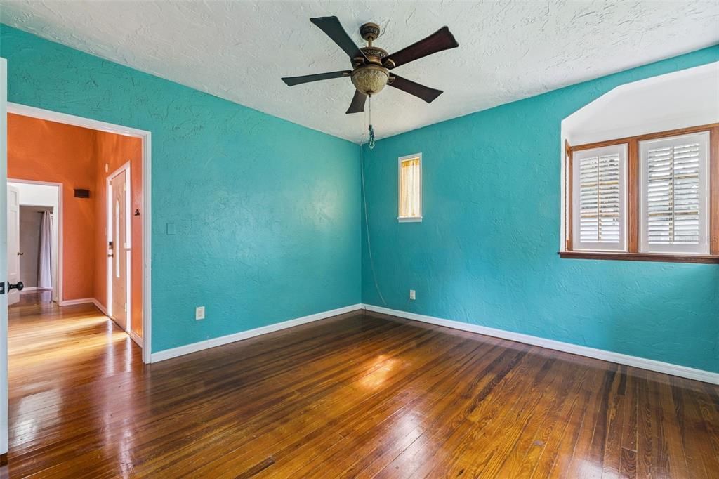 For Sale: $369,900 (2 beds, 1 baths, 1246 Square Feet)