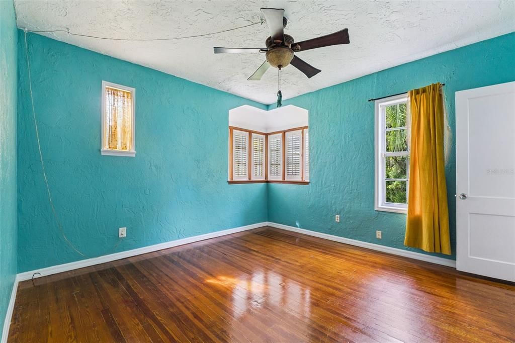 For Sale: $369,900 (2 beds, 1 baths, 1246 Square Feet)