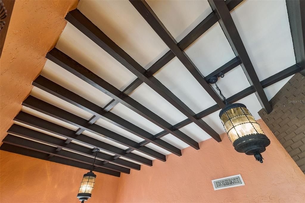 For Sale: $369,900 (2 beds, 1 baths, 1246 Square Feet)