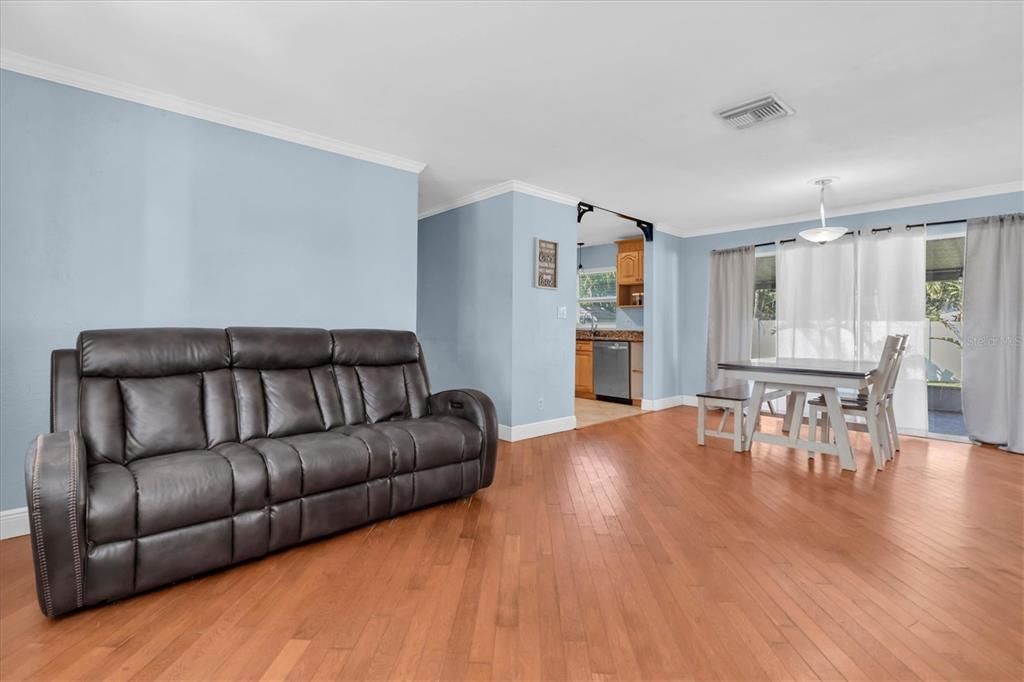 En Venta: $365,000 (3 camas, 2 baños, 1112 Pies cuadrados)