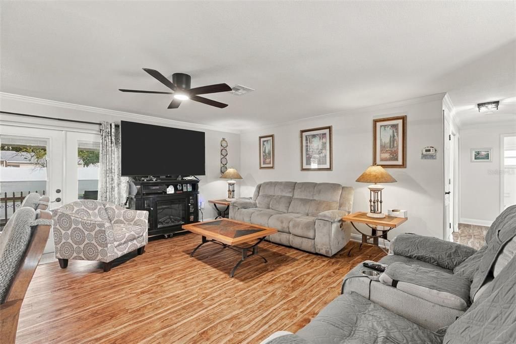 For Sale: $299,900 (3 beds, 2 baths, 1243 Square Feet)