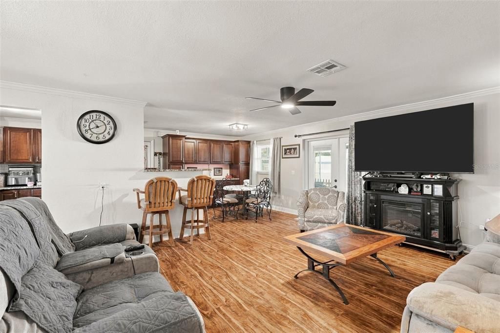 For Sale: $299,900 (3 beds, 2 baths, 1243 Square Feet)
