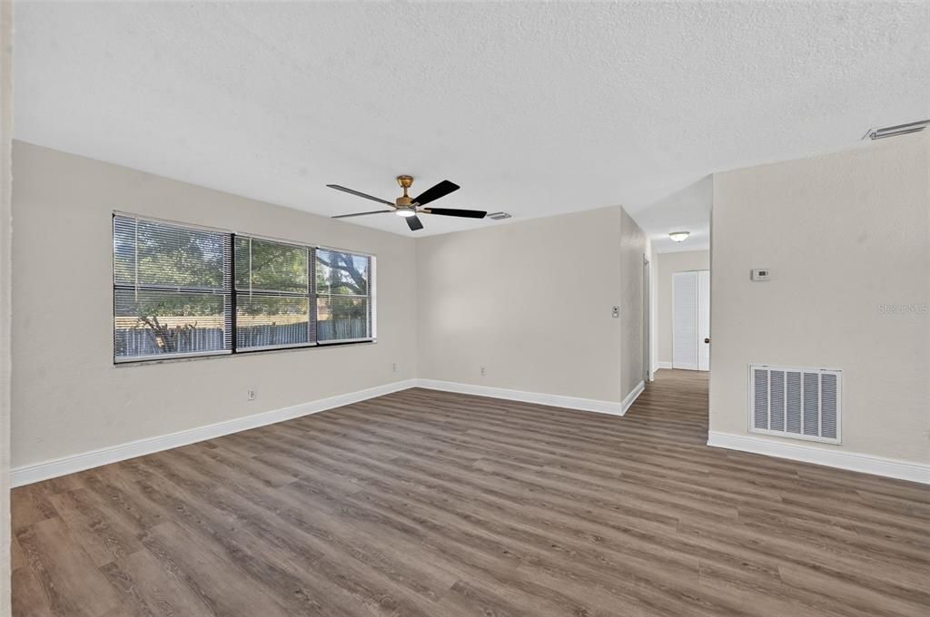 En Venta: $325,000 (4 camas, 2 baños, 1446 Pies cuadrados)