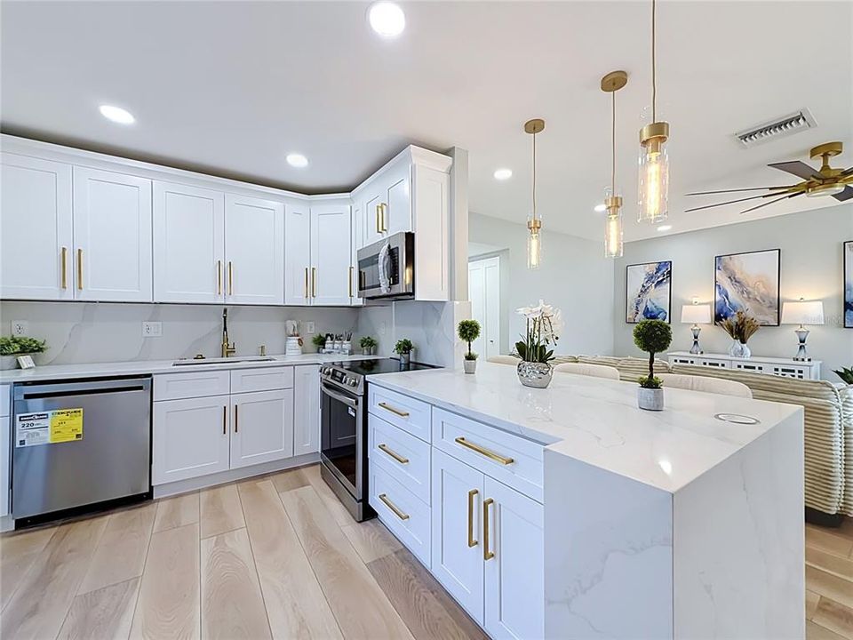 На продажу: $169,900 (2 спален, 2 ванн, 1044 Квадратных фут)