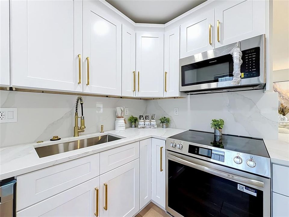 На продажу: $169,900 (2 спален, 2 ванн, 1044 Квадратных фут)