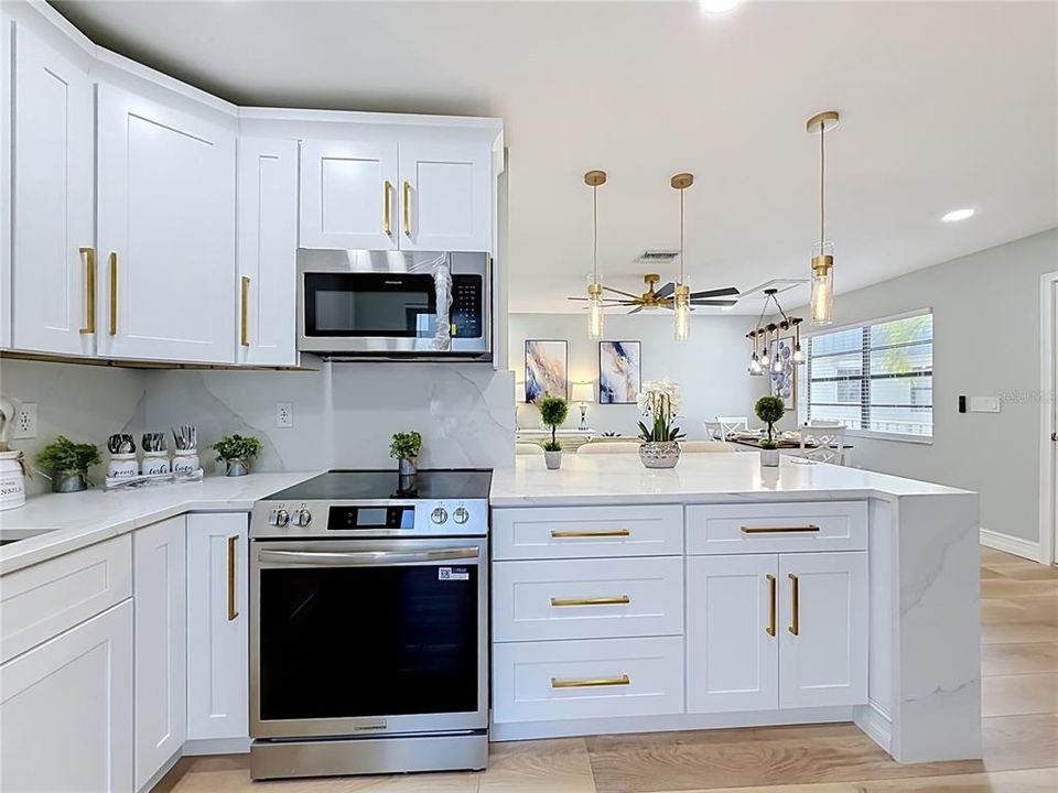 На продажу: $169,900 (2 спален, 2 ванн, 1044 Квадратных фут)