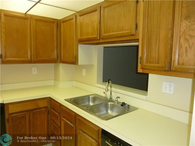 Active With Contract: $825 (1 beds, 1 baths, 0 Square Feet)