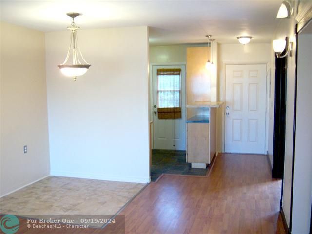 Active With Contract: $1,200 (2 beds, 1 baths, 865 Square Feet)