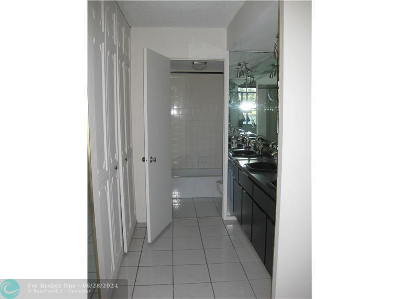 Active With Contract: $900 (1 beds, 1 baths, 800 Square Feet)